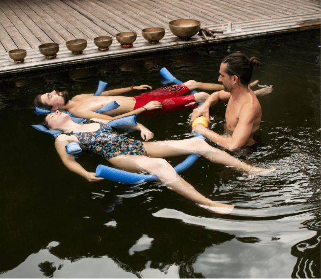 Sessão de aquatic bodywork em grupo - aplicação da identidade Almond Tree em fotografia