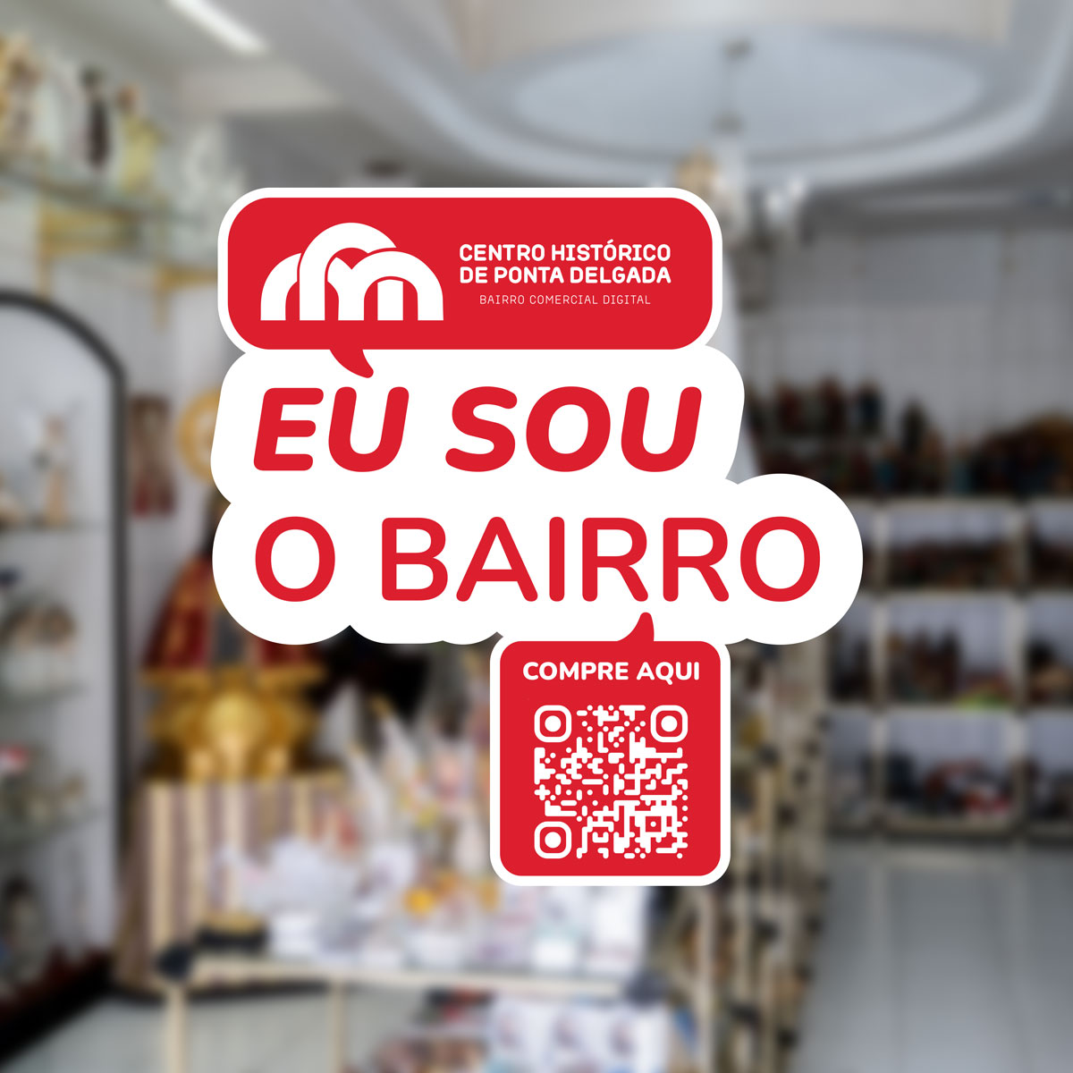 Autocolante de vitrine para lojas aderentes ao Bairro Comercial Digital, com balão de fala 'Eu sou o Bairro!' e QR code para o marketplace