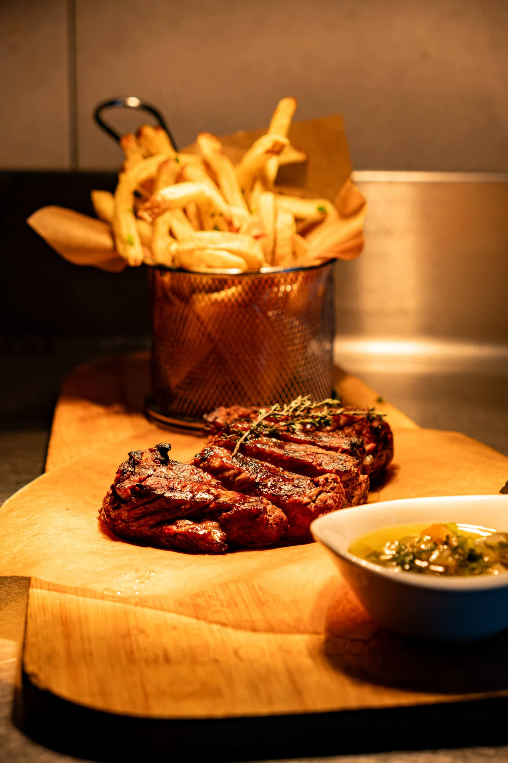 Bife grelhado com batatas fritas no restaurante Mariserra nos Açores