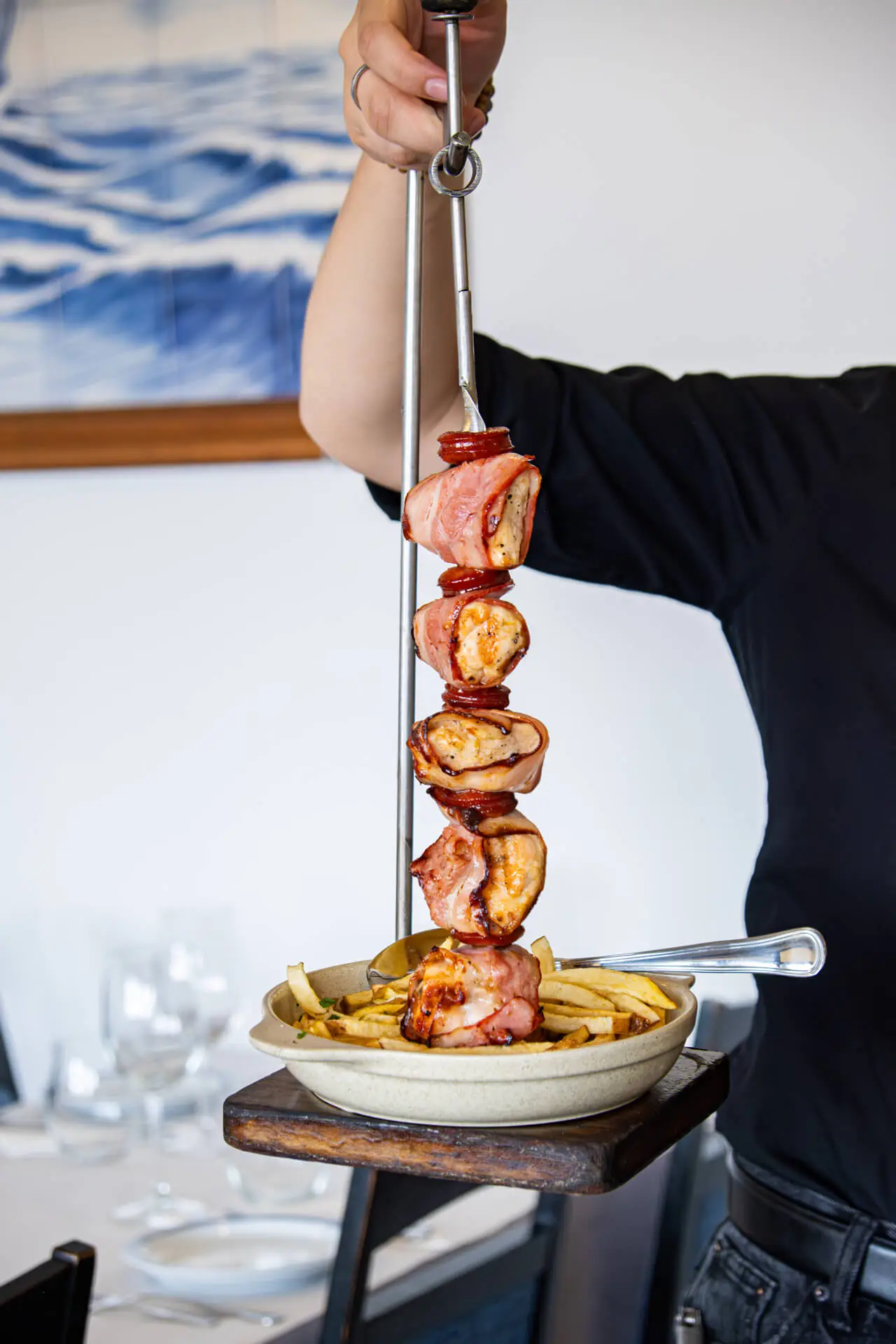 Espetada mista de carne e chouriço servida no restaurante Mariserra nos Açores