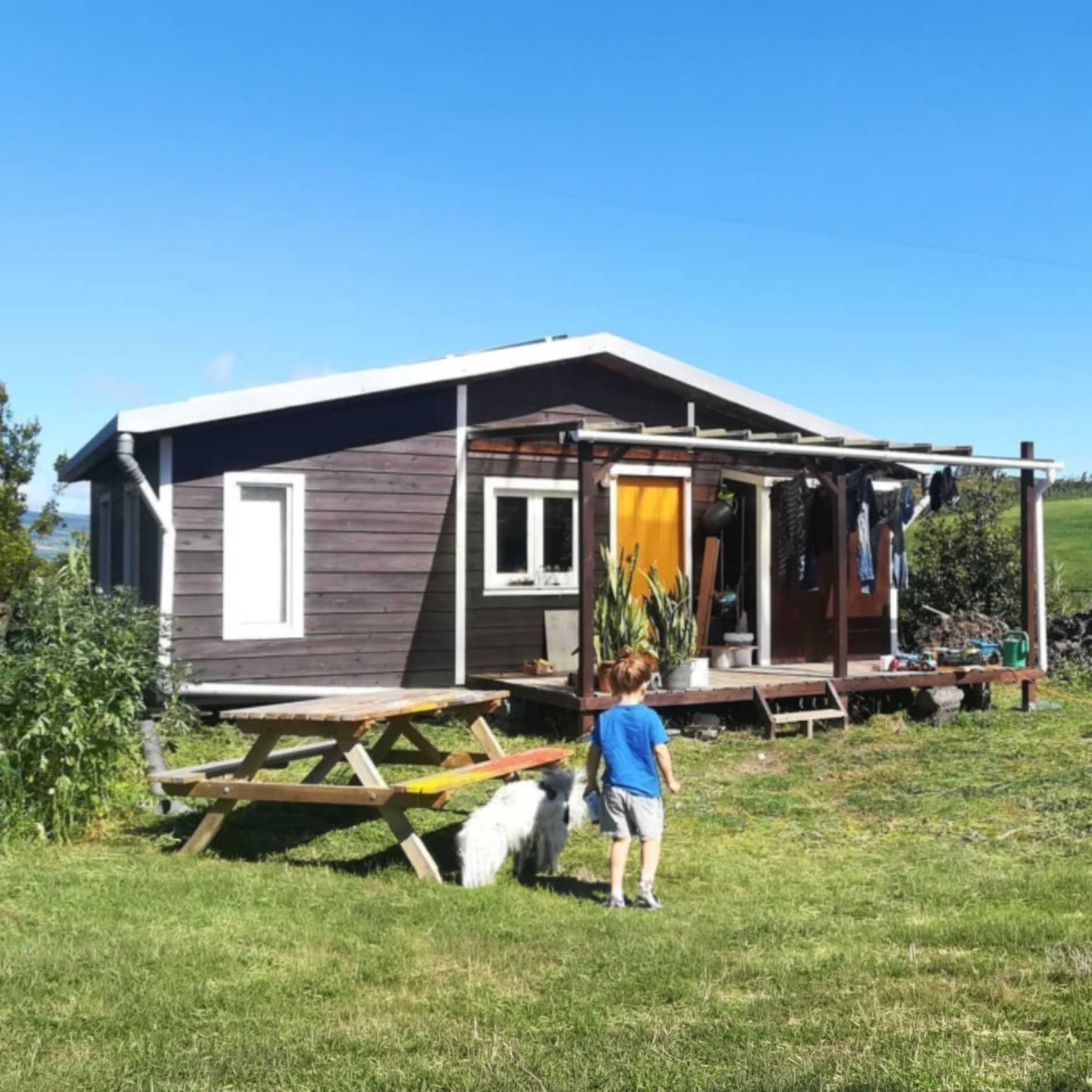 A Pequena Grande Casa, tiny house de 45m² em madeira, sobre rodas, construída pelos fundadores em Fenais da Luz, São Miguel